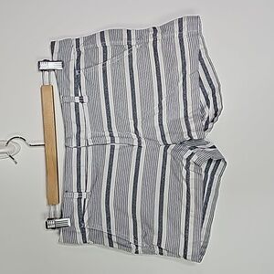 KHAKIS by GAP girlfriend size 6 gray and white shorts